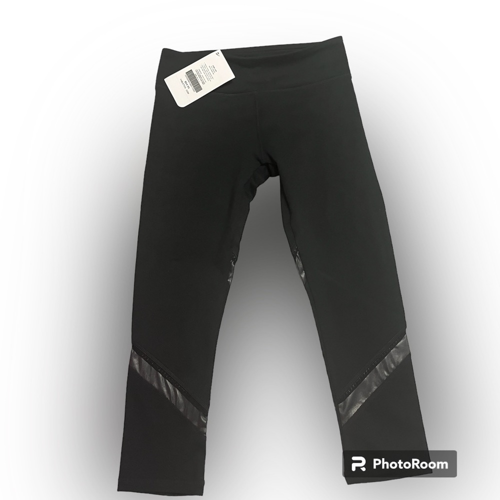 NWT Fabletics Debbie Capri leggings with beautiful subtle detail at calf XS